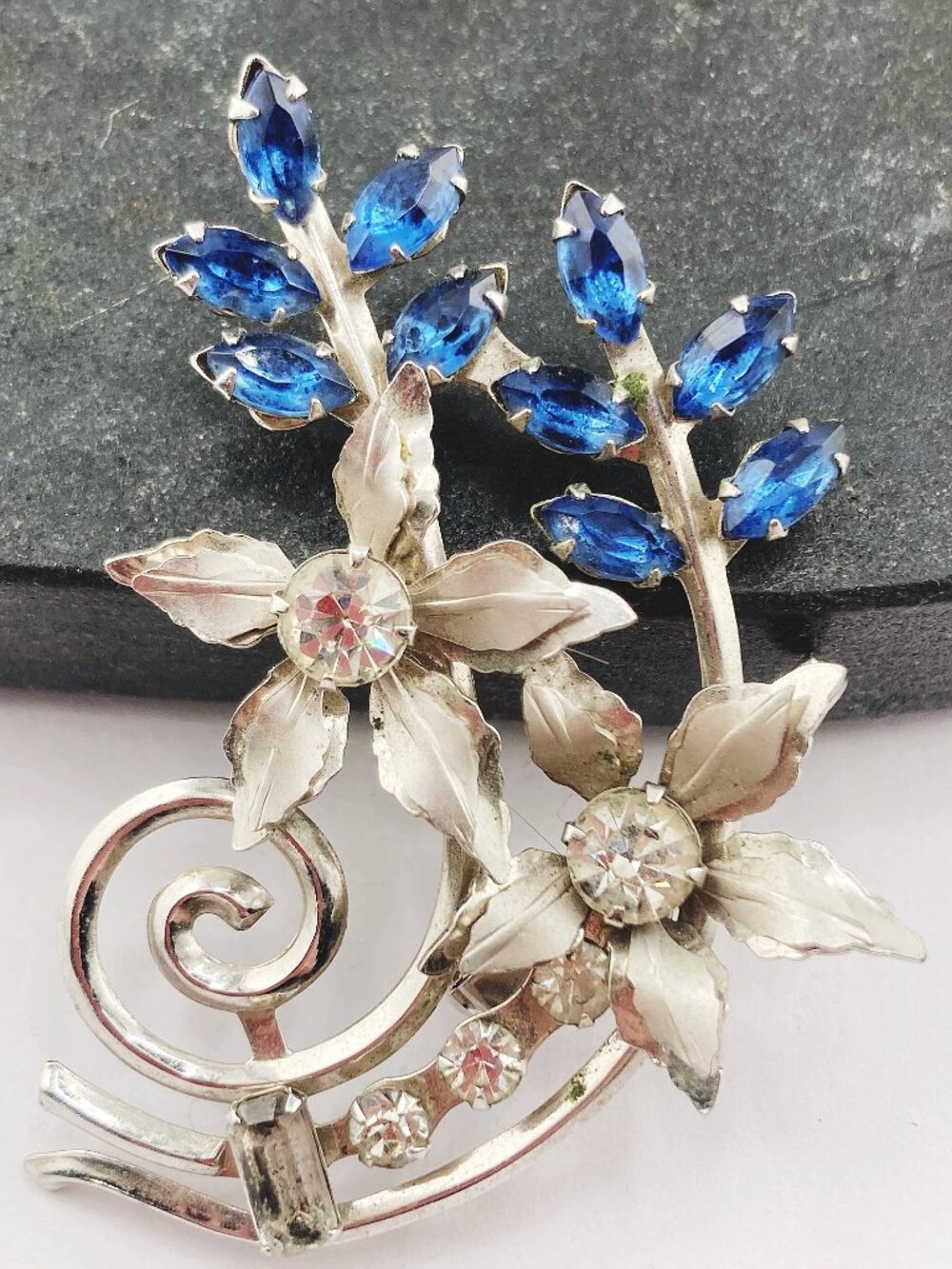VINTAGE Big silver tone metal clear and blue rhinestone flower pendant brooch